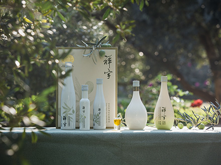 祥宇特級(jí)初榨橄欖油，純手工采摘、精選優(yōu)質(zhì)油橄欖鮮果，用意大利貝亞雷斯全自動(dòng)設(shè)備物理冷榨工藝，在鮮果采摘后8小時(shí)內(nèi)限時(shí)鮮榨而成。