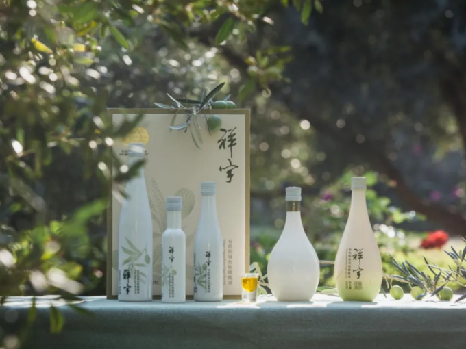 從甘肅隴南的青山幽谷，到一線城市的高端賣場；從一顆油橄欖在晨露中初綻的青澀，到一..